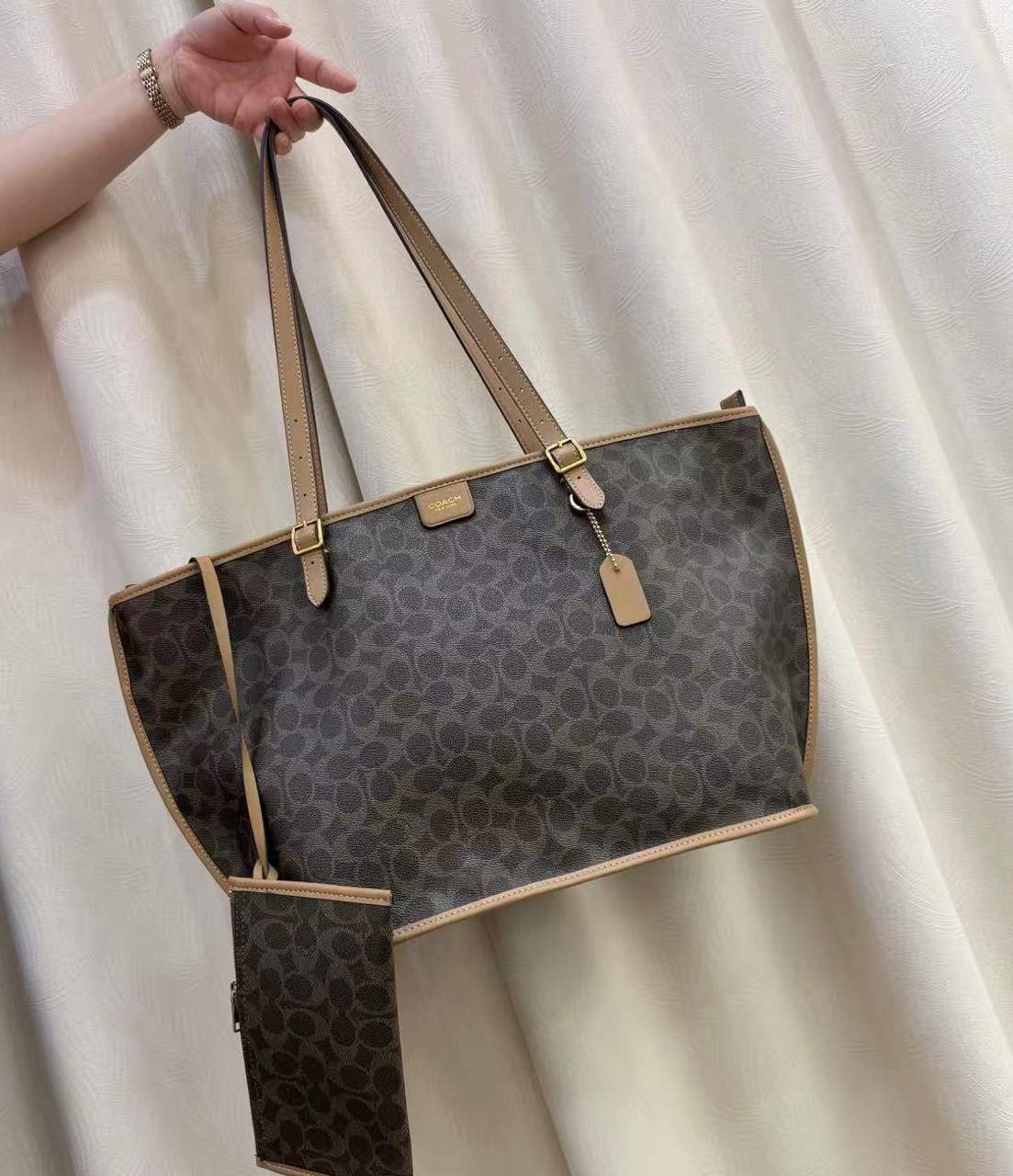 COACH 
HIGH QUALITY 
120 dhs🇦🇪🇦🇪
Size:50cm

Zain295
♥️♥️♥️
