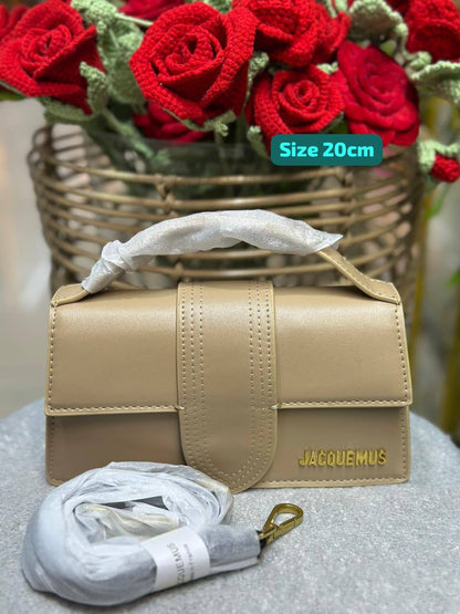 Jacquemus

Good quality 

with box 🎁🎁🎁

100 dhs🌺

Zain186
♥️♥️♥️