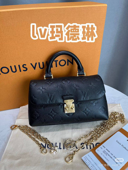 LV

With box
🎁🎁🎁

size:21×11cm 
95 dhs🪙🌨️

Zain114
♥️♥️♥️