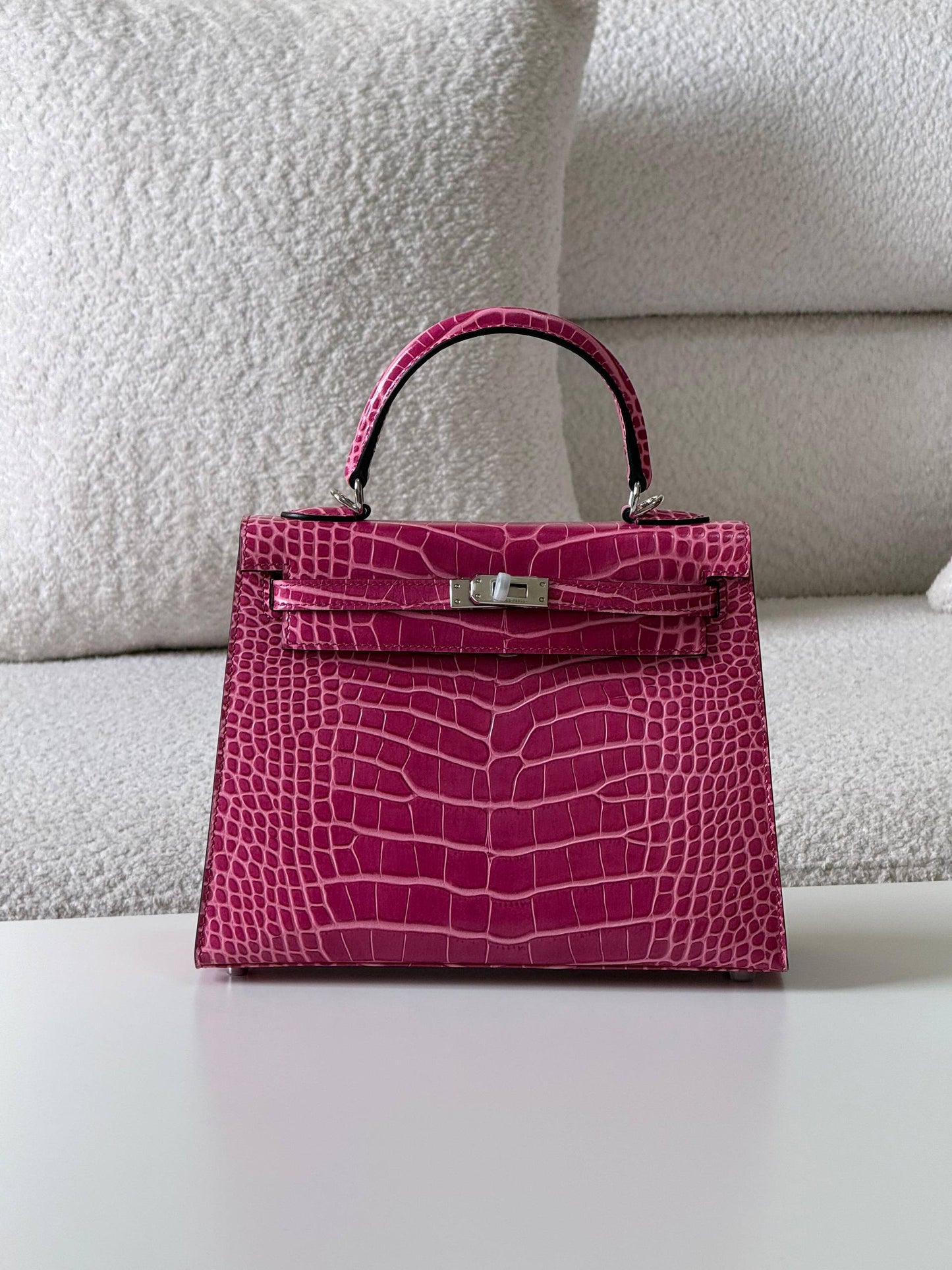 Hermes kelly 25cm croc 💕master quality😍

with box❤️
🎁🎁🎁

650 dhs🪙🌨️

Zain52
♥️♥️♥️