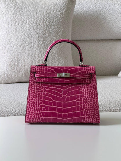 Hermes kelly 25cm croc 💕master quality😍

with box❤️
🎁🎁🎁

650 dhs🪙🌨️

Zain52
♥️♥️♥️
