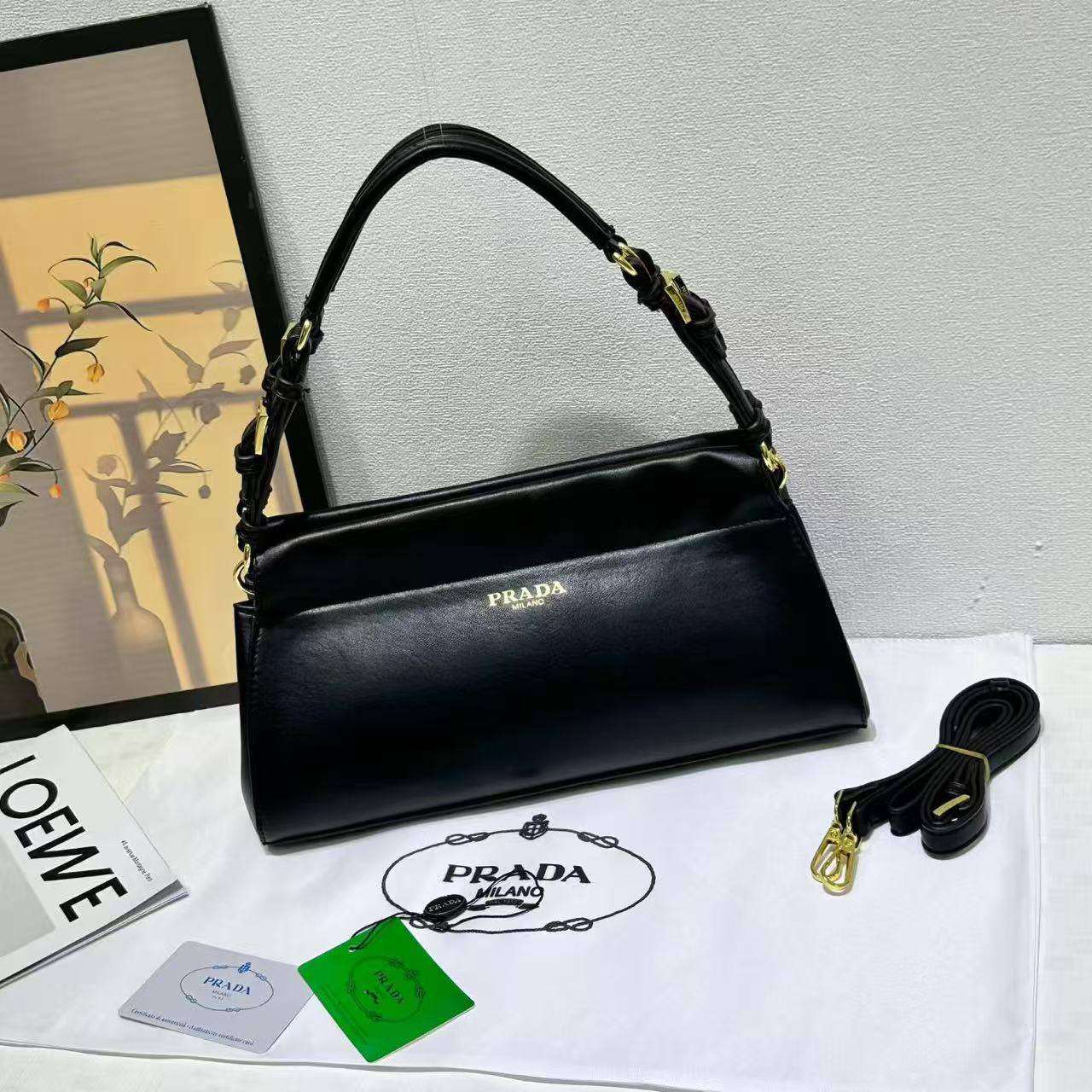 Prada
110 dhs✅
Size 32 cm🌹🌹🤝

Zain161
♥️♥️♥️