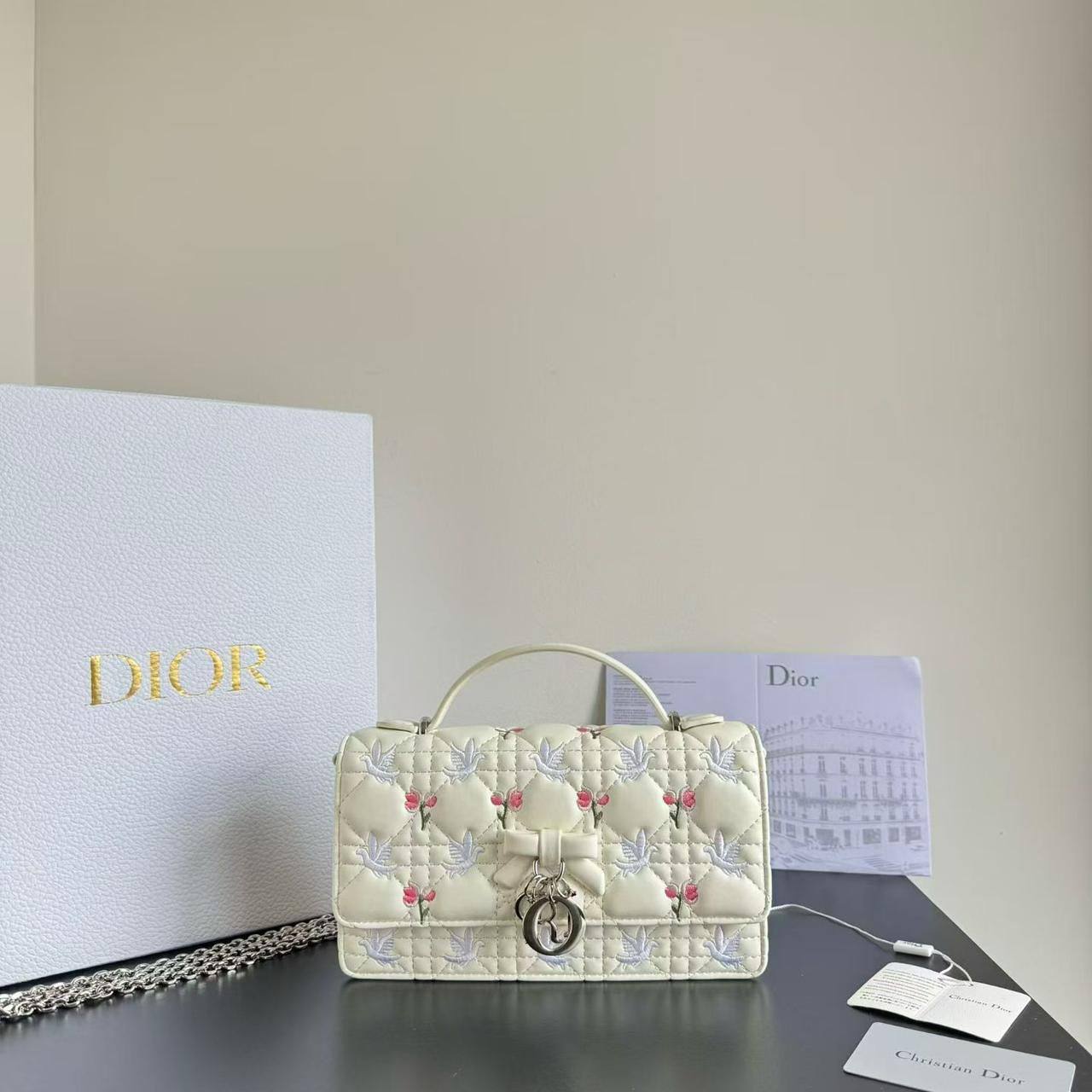 Dior
with box
master 
170 dhs✅

Zain44
♥️♥️♥️