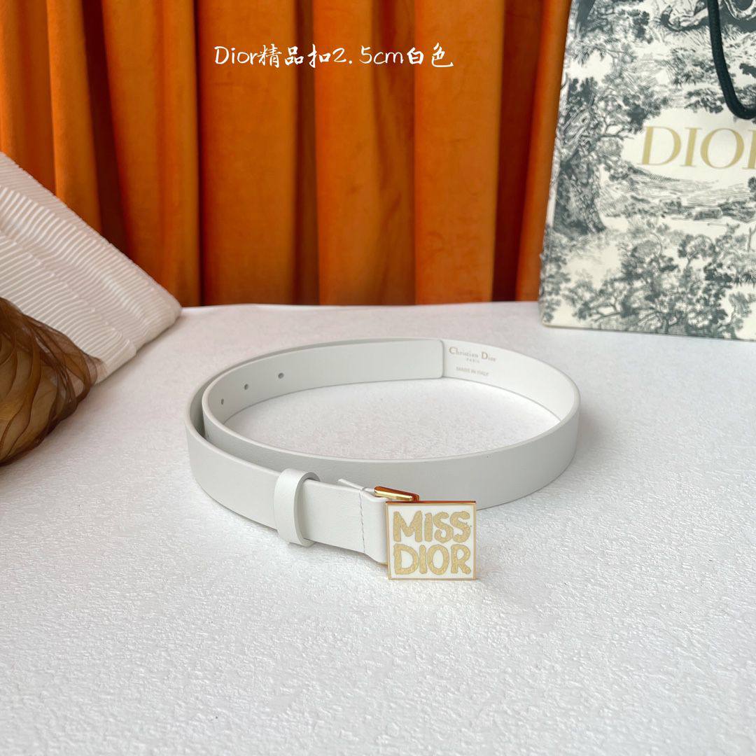 *💜 miss dior 💜
💜*Master quality*💜
280 dhs✅

Zain160
♥️♥️♥️