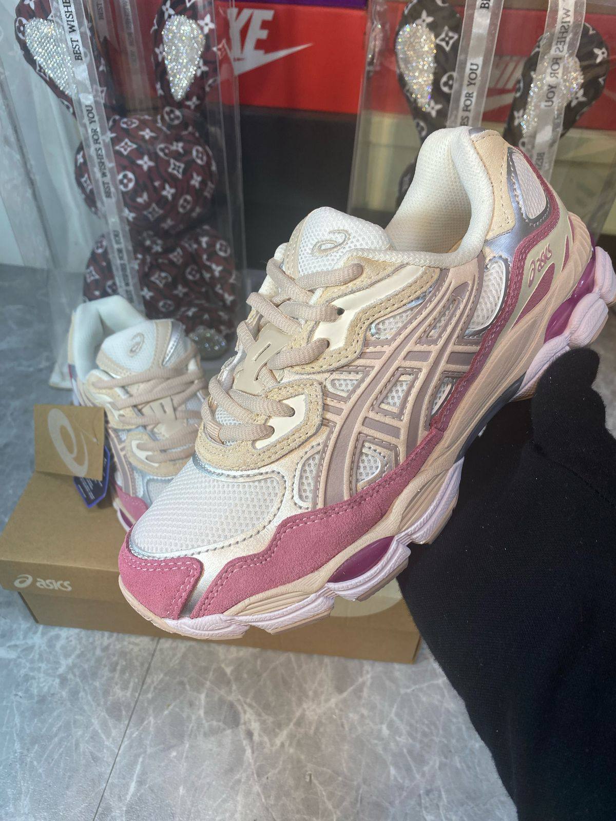 ASICS Gel-NYC "Cream/Mineral Beige/Pink"🌸
36-41 AVAILABLE 
230 dhs🪙🌨️

Zain242
♥️♥️♥️