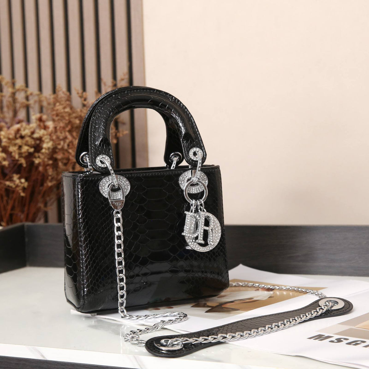 DIOR

Best quality 

without box

120 dhs🇦🇪🇦🇪 

size 18CM

Zain290
♥️♥️♥️