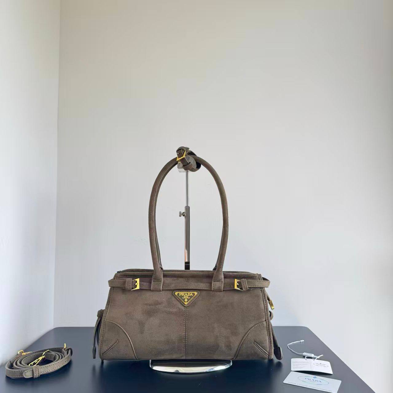 Prada 
          32Cm
260 dhs🪙🌨️

Zain131
♥️♥️♥️