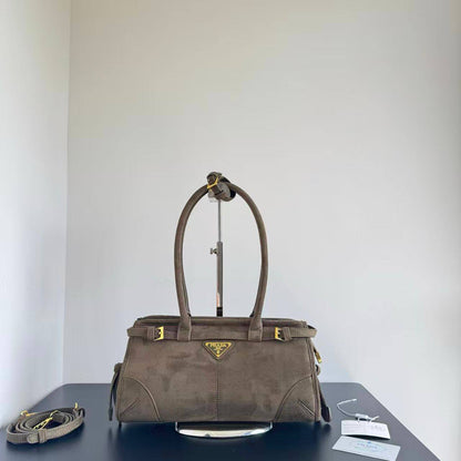 Prada 
          32Cm
260 dhs🪙🌨️

Zain131
♥️♥️♥️