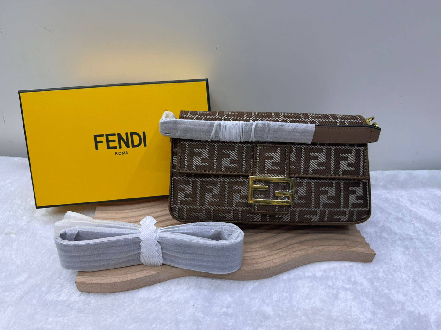 Fendi 

With box 
🎁🎁🎁

size:27cm  
95 dhs🗽

Zain114
♥️♥️♥️