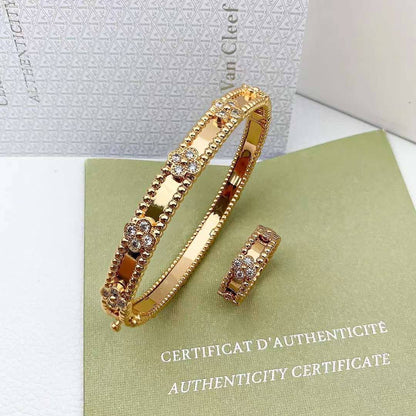VANCLEAF 
MASTER ✨💫

BANGLE RING

110 DHS SET

WITH BOX AND PAPER BAG🎁🛍️

Zain89
♥️♥️♥️
