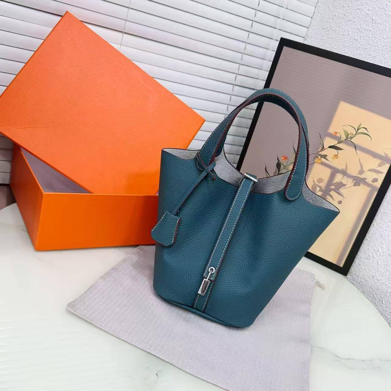 ❤️ Hermes Picotin
1️⃣ First quality +🎁
Size: 20 *19 *15 cm
85 dhs✅
with box 🎁

Zain115
♥️♥️♥️