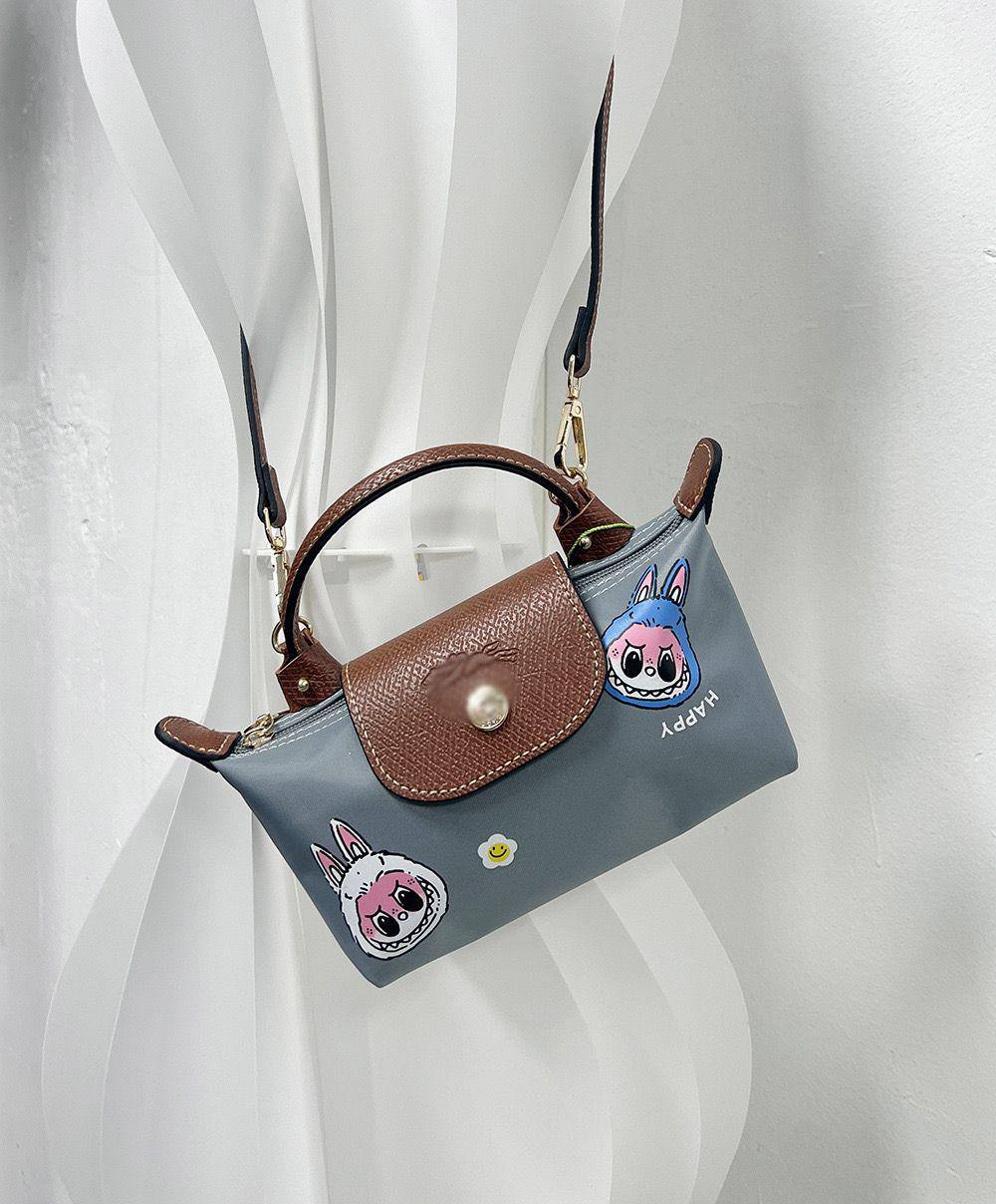 🎄Christmas gifts 🎊 
⛄️Labubu＋LongChamp 
1️⃣ First  Quality 
Size：20 * 10 * 5 cm
45 dhs🪙🌨️

Zain115
♥️♥️♥️