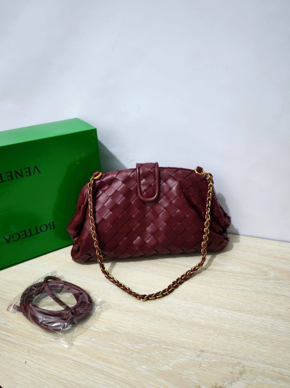 Bottega

100 dhs✅

with box
🎁🎁🎁

size 24cm

Zain26
♥️♥️♥️