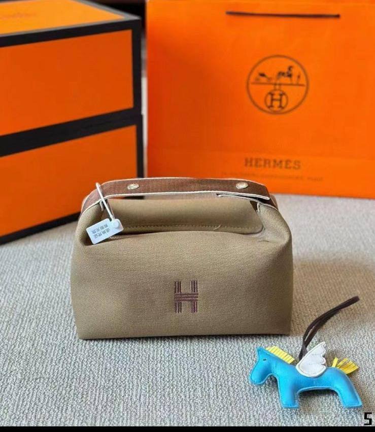 HERMES  

Makeup & Cosmetics Bag
Master Quality

21cm 
with box
210 dhs🇦🇪🇦🇪

Zain95
♥️♥️♥️