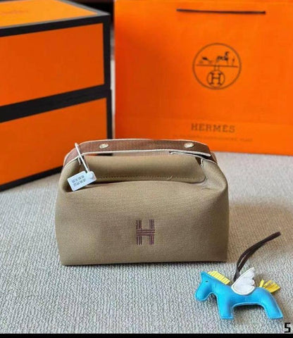 HERMES  

Makeup & Cosmetics Bag
Master Quality

21cm 
with box
210 dhs🇦🇪🇦🇪

Zain95
♥️♥️♥️