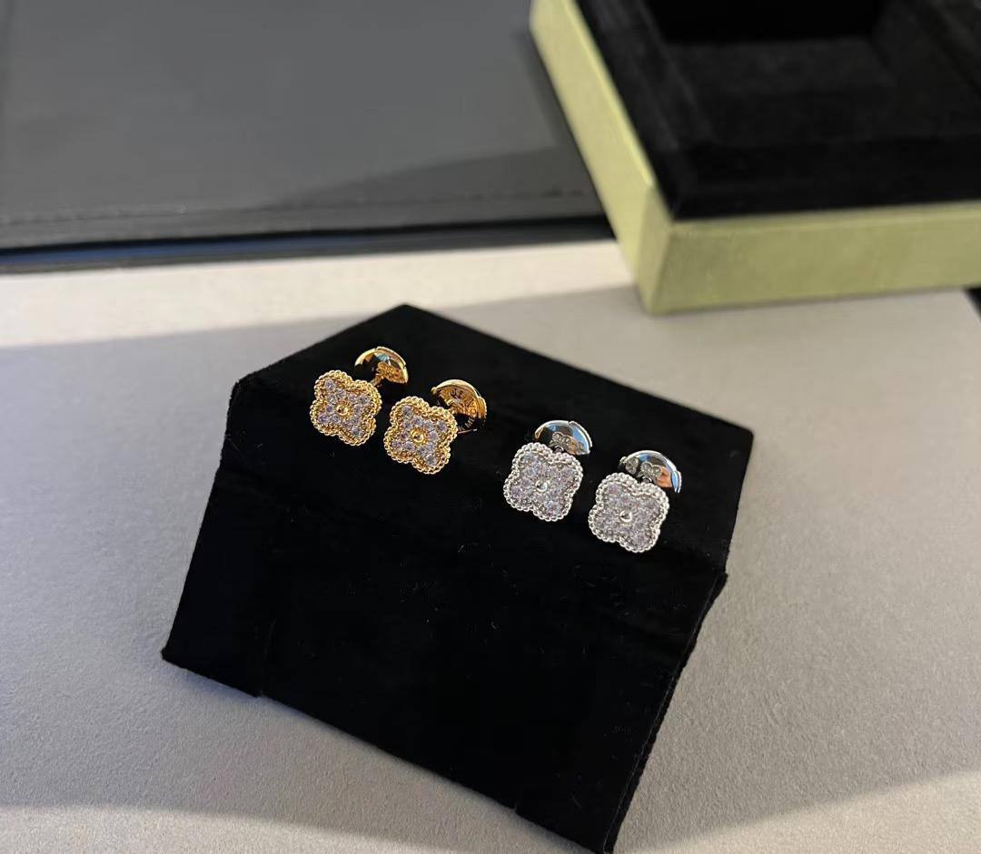 VCA 🦋*
Mini Earring🌸
Master quality 💯

With normal boxes 📦 
45 dhs🪙🌨️

With master box 🗃️ 
75 dhs🪙🌨️

Zain216
♥️♥️♥️