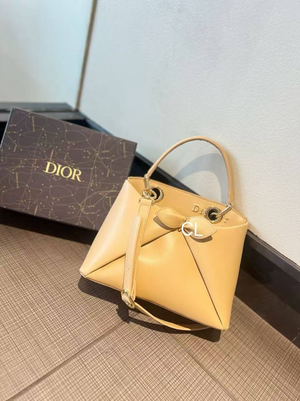 Dior
GOOD quality 
120 dhs✅

with box
🎁🎁🎁

Zain200
♥️♥️♥️