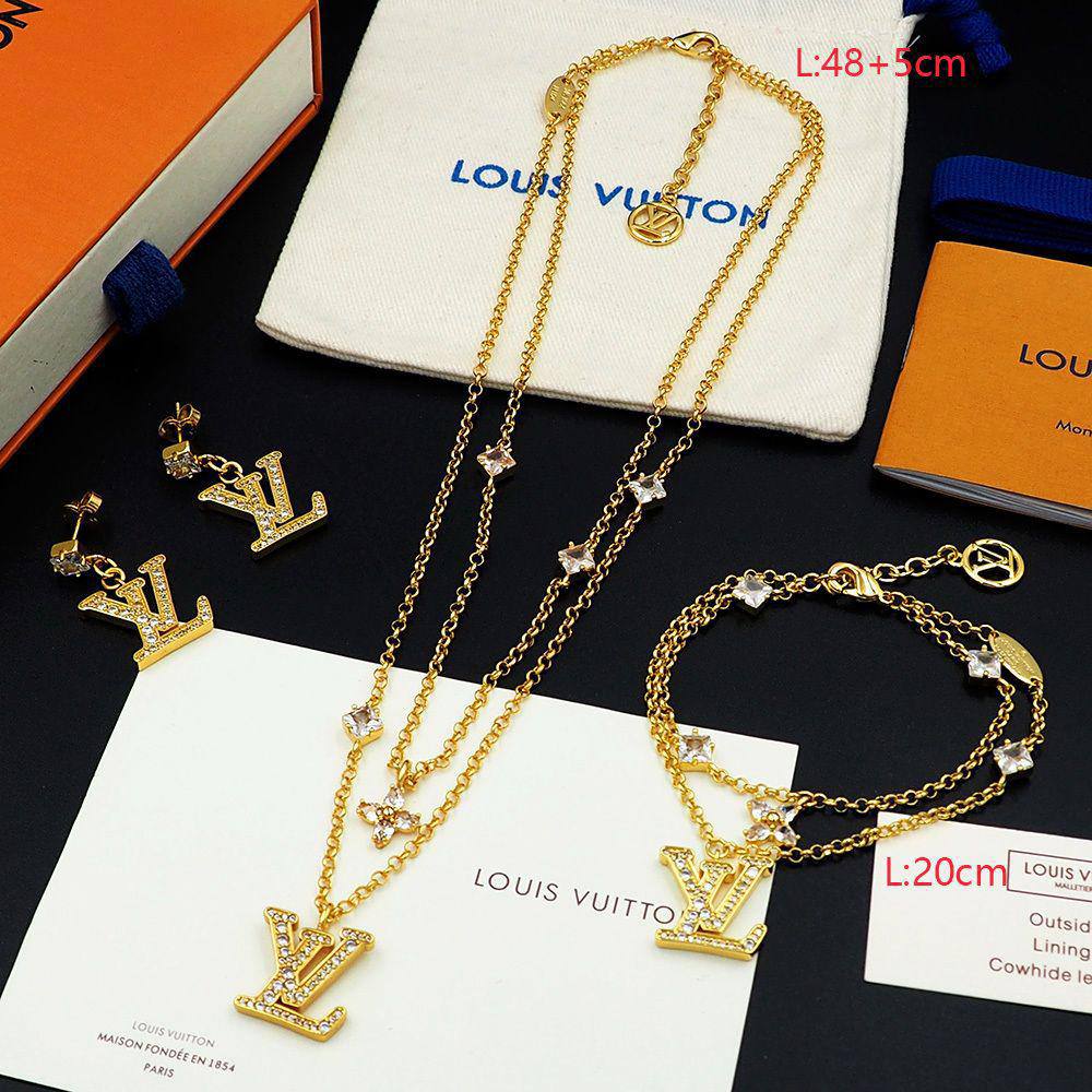 LV SET❤️‍🔥*
Necklace 🦋
Bracelet 🐦‍🔥
Earring ✨
Master quality 💯
With normal boxes 📦 
150 dhs❣️
With master box 🗃️ 
170 dhs❣️

Zain216
♥️♥️♥️