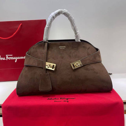 FERRAGAMO  
COPY ONE
270 dhs🪙

Zain39
♥️♥️♥️