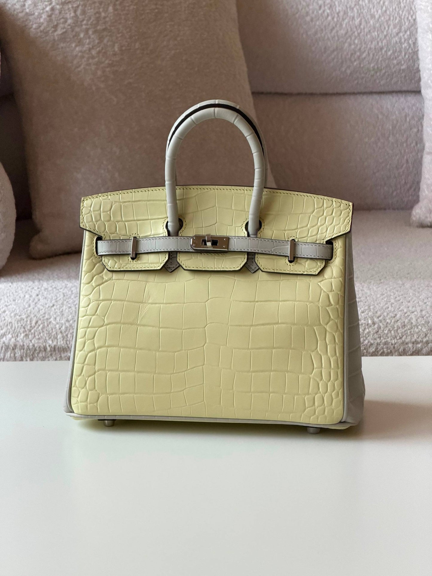 Hermes Birkin croc 25cm💥Master quality ✅with box📦
710 dhs✅

Zain52
♥️♥️♥️