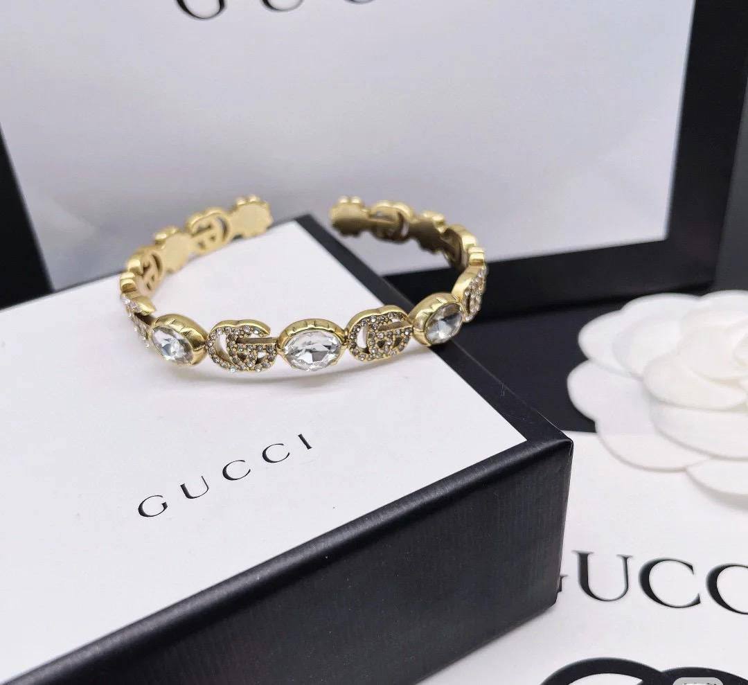 Gucci ❤️‍🔥*
Bangle 🦋
Master quality 💯
With normal boxes 📦 
65 dhs🪙💕
With master box 🗃️ 
85 dhs🪙💕

Zain216
♥️♥️♥️