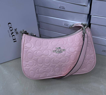 Coach
25cmx16cmx8cm
95 dhs✅

with box
🎁🎁🎁

Zain72
♥️♥️♥️