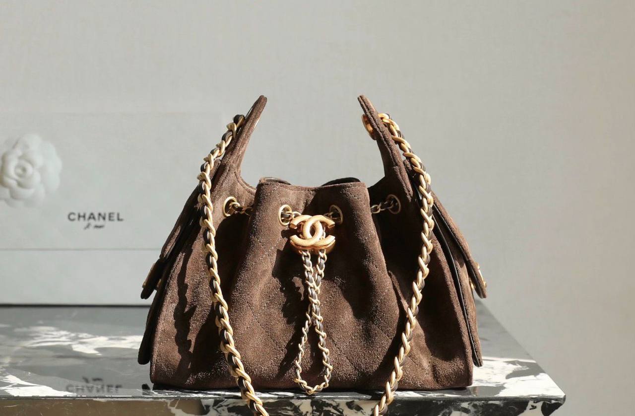 Chanel
110 dhs🇦🇪
size28cm
High-quality 


with box
🎁🎁🎁

Zain35
♥️♥️♥️
