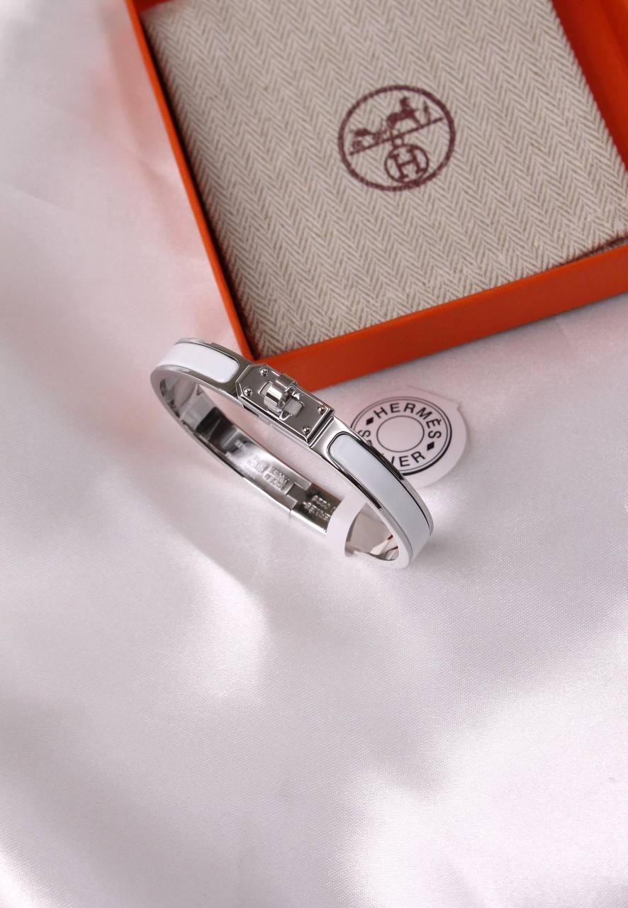 *HERMES*  🧡🐎
    *  ⬆️MINI CLIC KELLY BRACELET
* ⁠↗️ *Super Master Quality* ®️
* ⁠Gold Plated
* ⁠Size 17cm
*125 dhs👑* with *Normal* Box & Bag
*145 dhs👑* with *Orignal* Packaging 🎁

Zain209
♥️♥️♥️