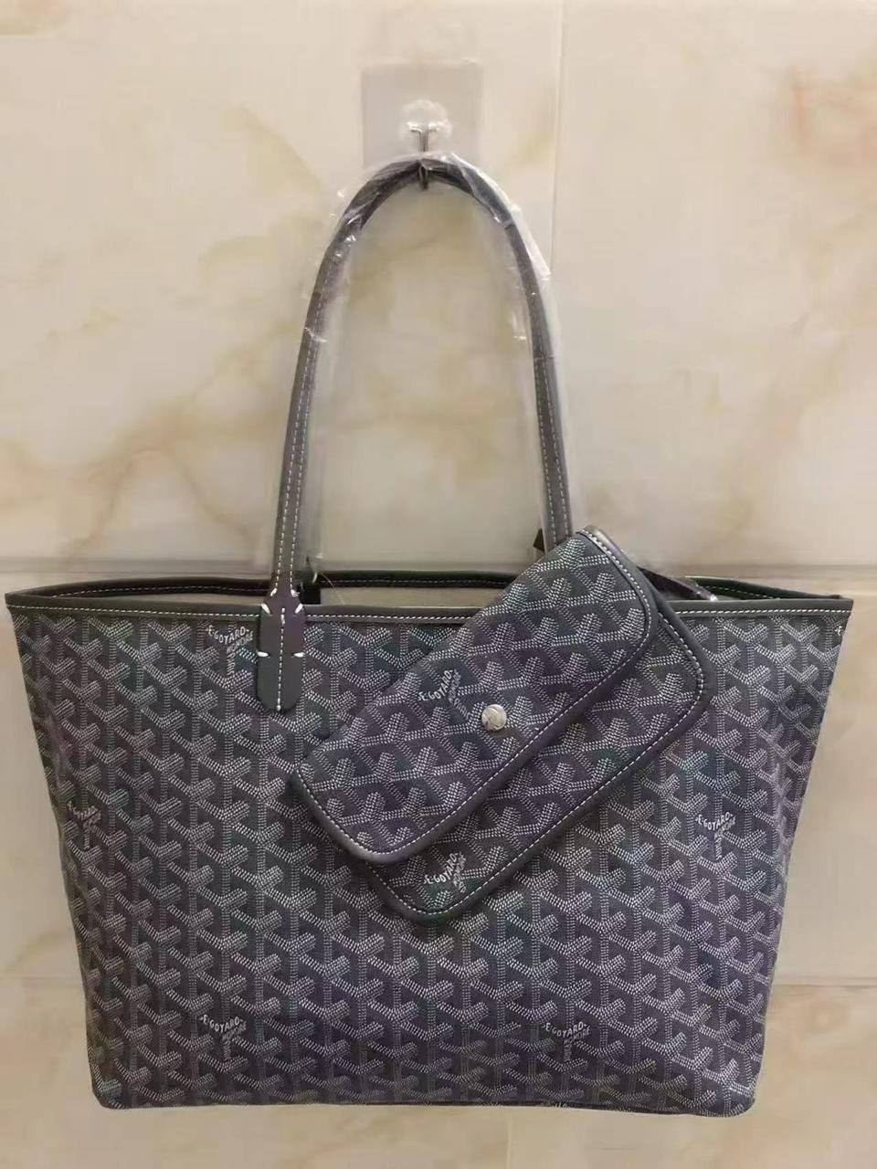 Goyard
85 dhs❤️

Zain143
♥️♥️♥️