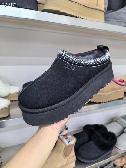 UGG
size 36-42 
115 dhs❣️

Zain132
♥️♥️♥️