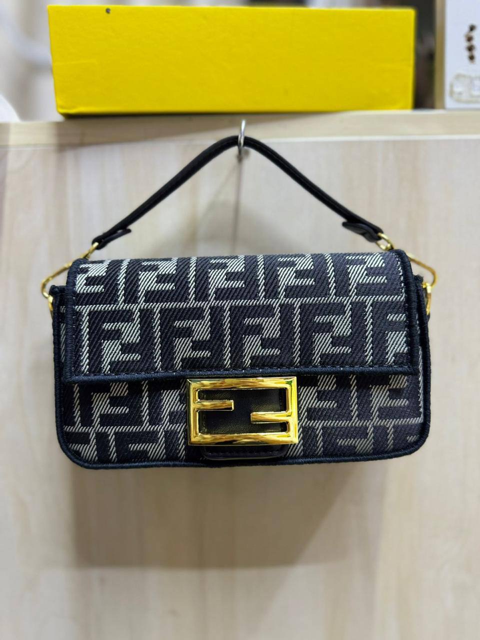 Fendi Small baguette
Size : 20 * 10 cm
85 dhs🪙💕
with box🎁

Zain115
♥️♥️♥️