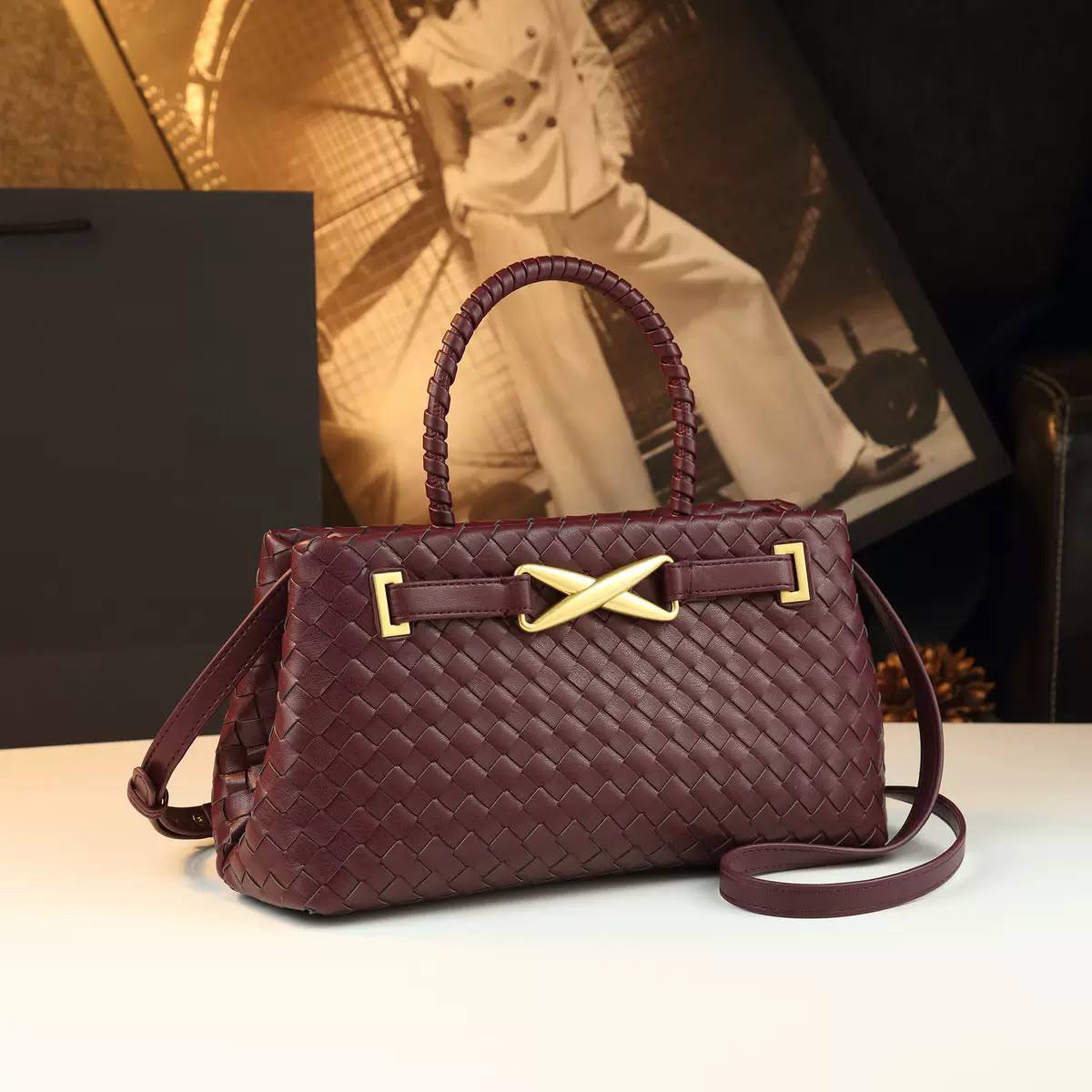 BOTTEGA NEW CAME HIGH QUALITY WITH BOX 
150 dhs✅

Zain295
♥️♥️♥️