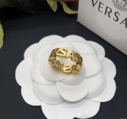 VERSACE 🔥*
Ring 💍 
Available size 6,7,8,9🐦‍🔥
Master quality 💯
With normal boxes 🗃️ 
55 dhs💓

Zain216
♥️♥️♥️