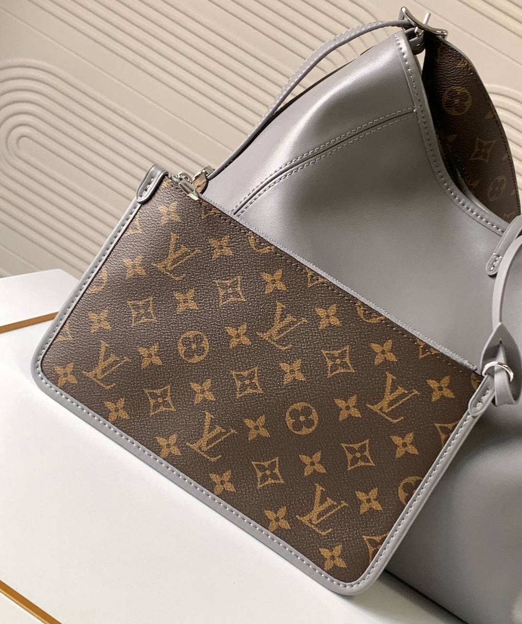 LV
MASTER QUALITY 
WITH DOUBLE BOX 
🎁🎁🎁

270 dhs✅

Zain39
♥️♥️♥️