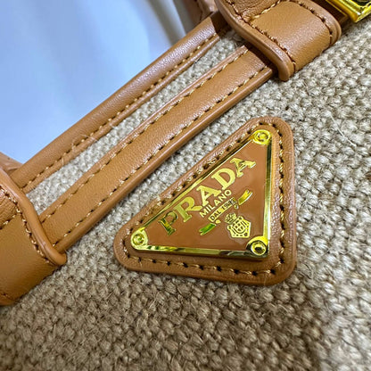 PRADA COPY ONE NEW CAME  SMALL SIZE WITH BOX 
210 dhs🇦🇪🇦🇪

Zain295
♥️♥️♥️