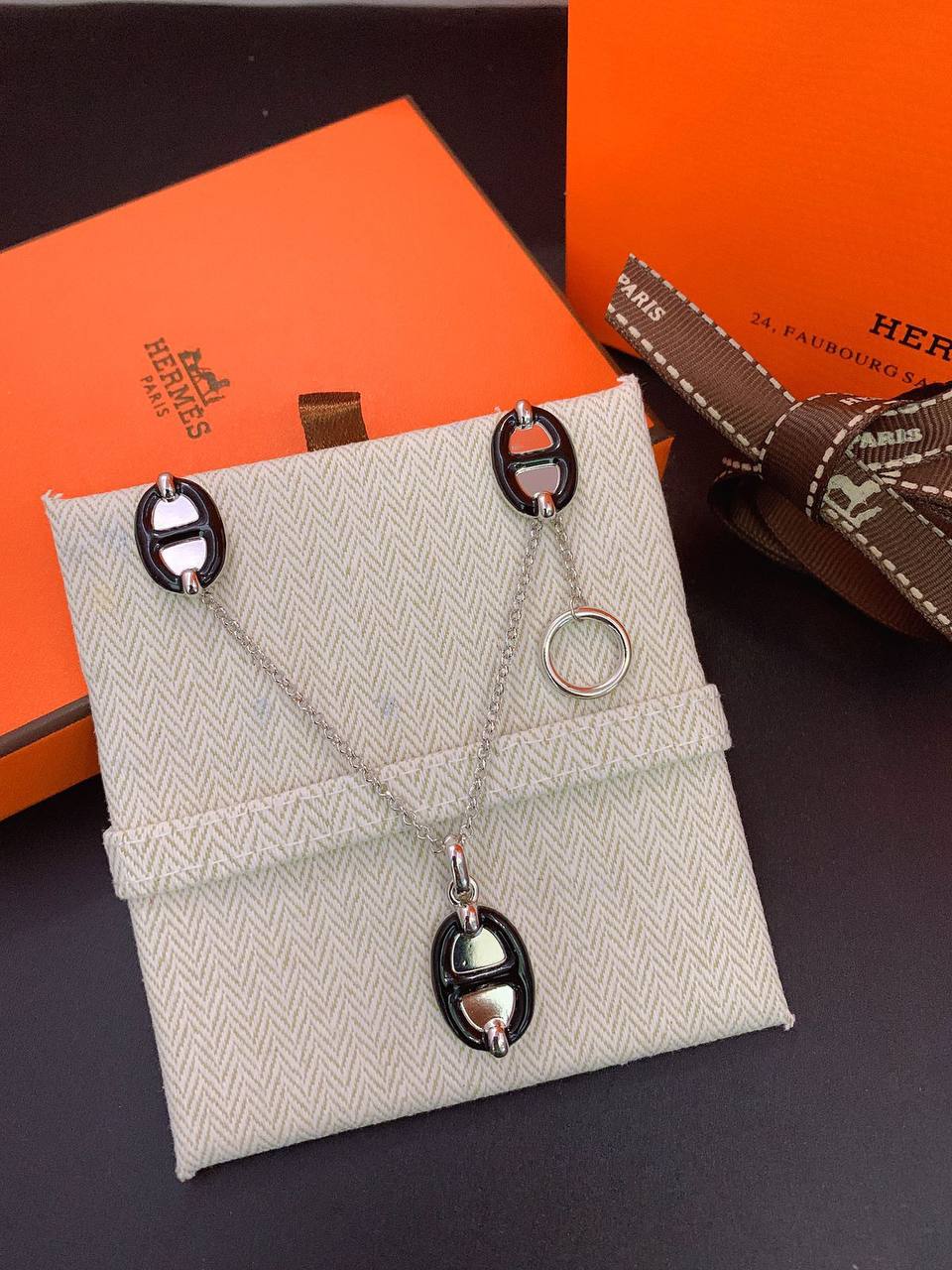 Hermes Set 

NECKLACE EARRINGS

65 DHS🪙🌨️

Zain89
♥️♥️♥️