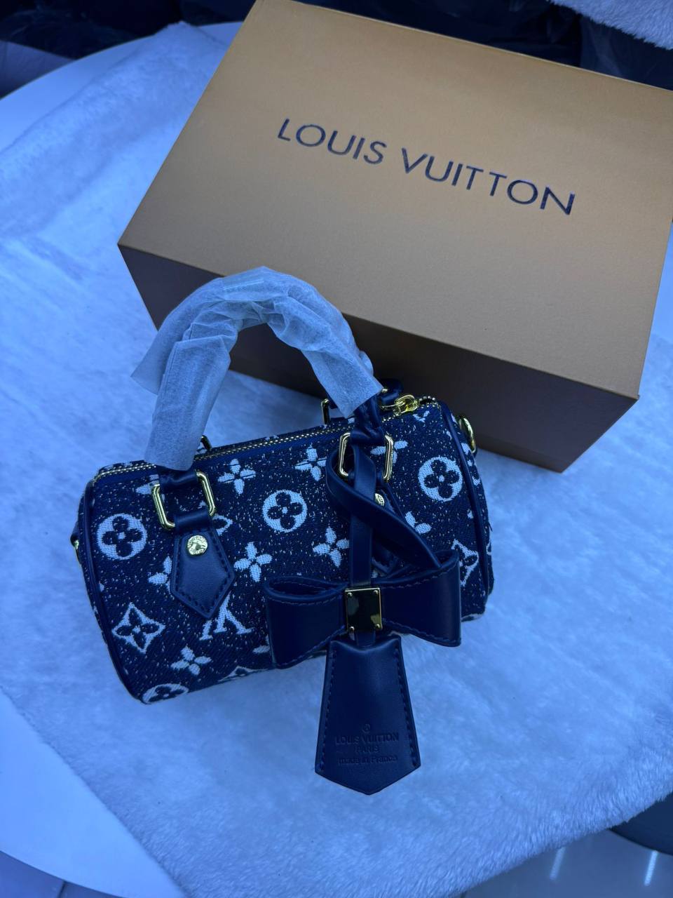 LV

with box
🎁🎁🎁

Size 16:cm
90 dhs✅

Zain114
♥️♥️♥️