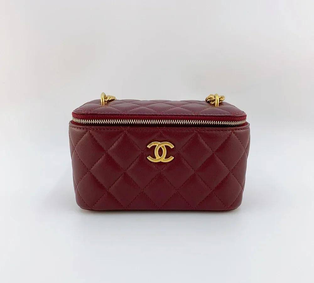 Chanel Makeup Style

95 dhs🪙💕
small size:12*11*7.5

100 dhs🪙💕
big size：17.5*8.5*11

with box
🎁🎁🎁
Very good quality

Zain07
♥️♥️♥️