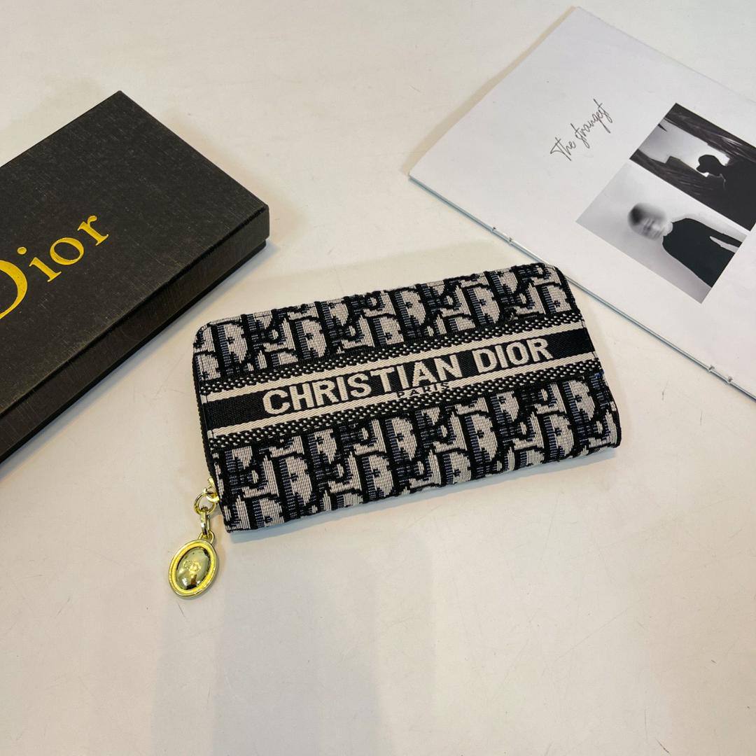 Dior 

45 dhs🪙💕

with box
🎁🎁🎁

Zain44
♥️♥️♥️