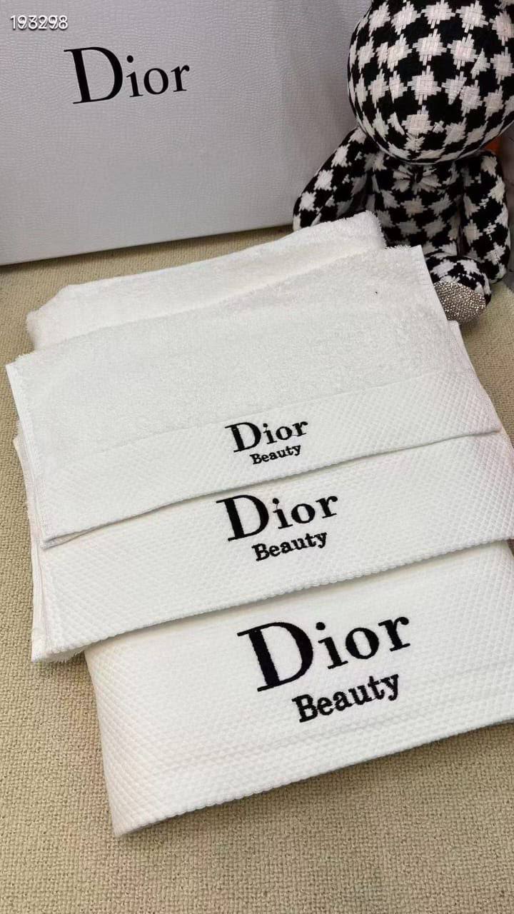 *New collections*
DIOR TOWEL                                          
*s 31x31*
*m 31x75*
*L 80x150*                                          
*Super Master quality*
380 dhs🇦🇪🇦🇪

Zain308
♥️♥️♥️