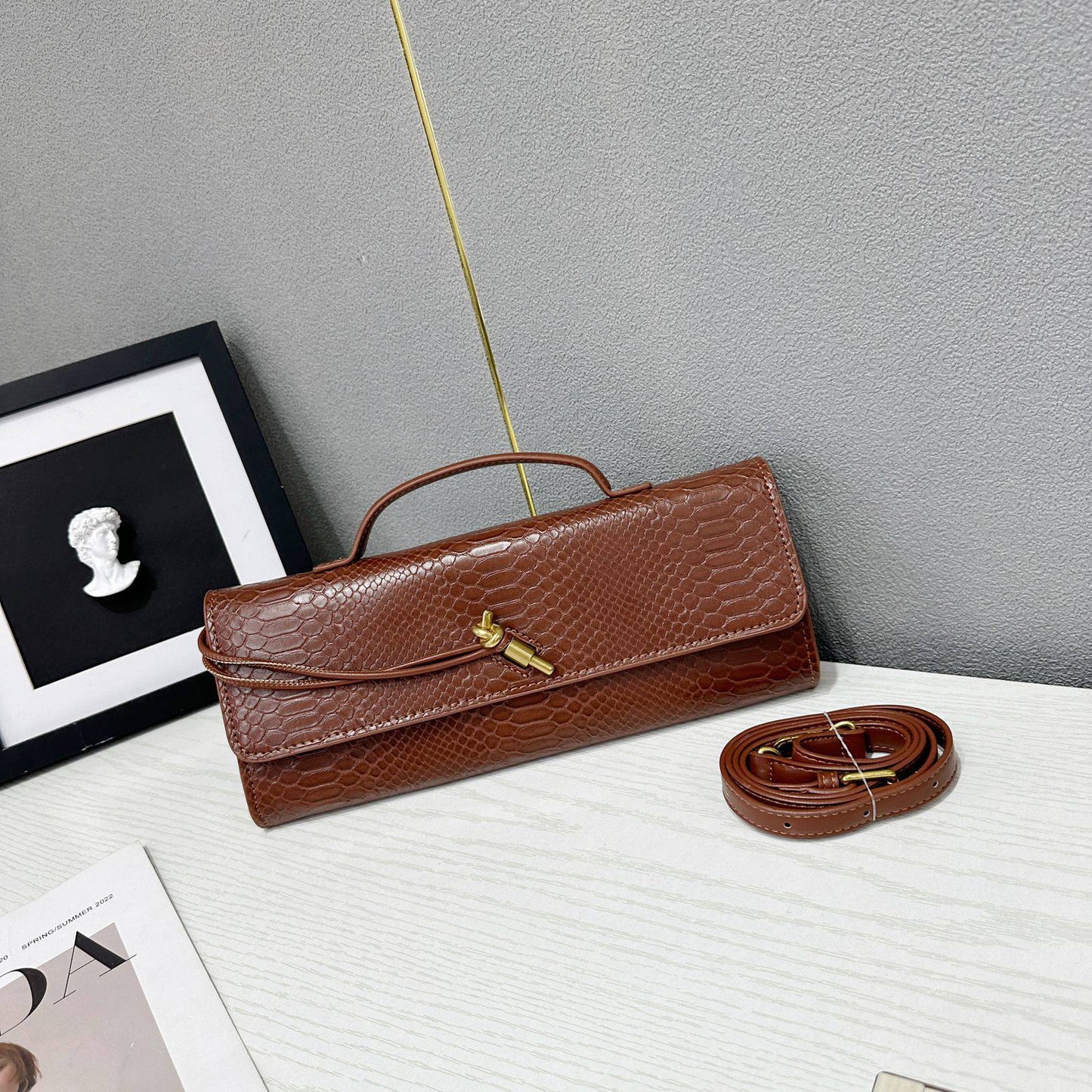 Bottega
85 dhs🪙🌨️ 

with box
🎁🎁🎁

Zain38
♥️♥️♥️