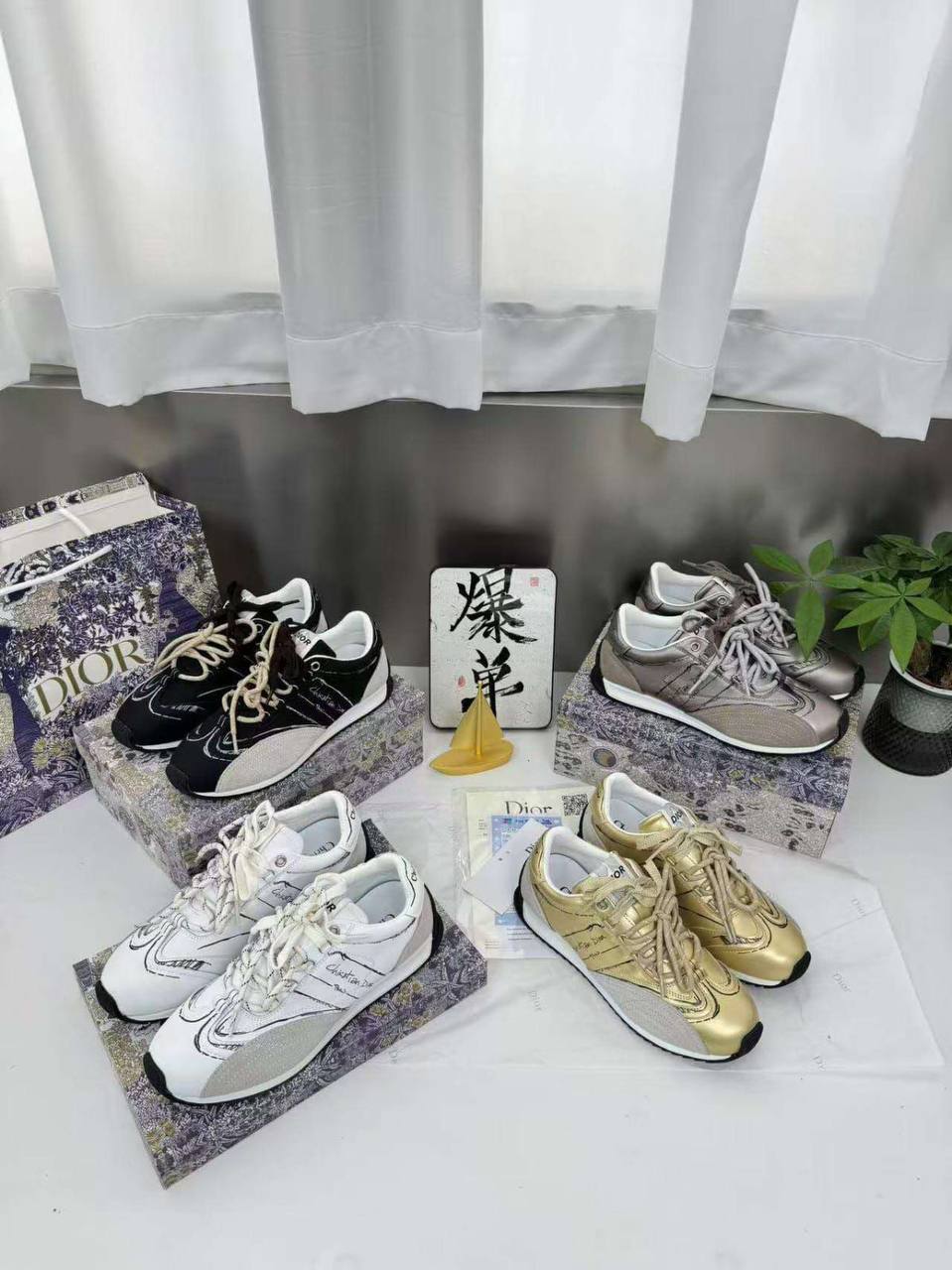 DIOR SHOES 
GOOD QUALITY 
140 dhs🪙🌺
Size 36 TO 41

Zain40
♥️♥️♥️
