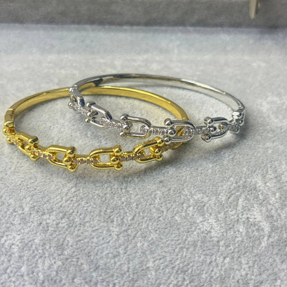 VCA 
Bangle 🦋
Ring 💍 size available 👇
6,7,8,9
Master quality 💯
With normal boxes 📦 
125 dhs💓
With master box 📦 
145 dhs💓

Zain216
♥️♥️♥️
