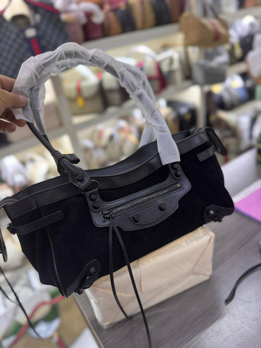 Balenciaga Master
370 dhs🪙💚
(Suede Material)
#32cm..

Zain228
♥️♥️♥️