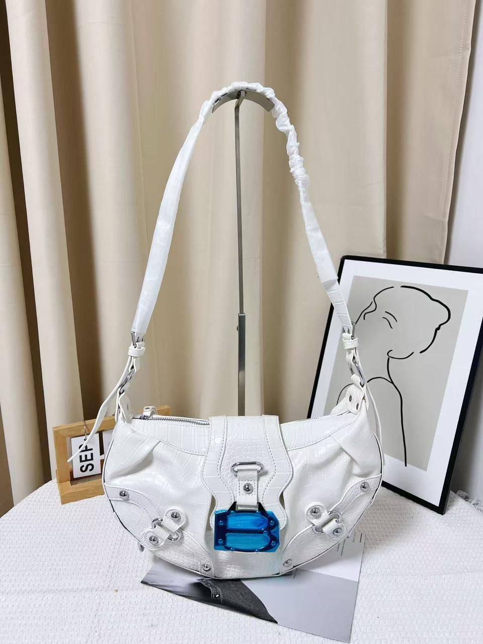 Balenciaga

32*23*7 cm

85 dhs🗽

Zain17
♥️♥️♥️