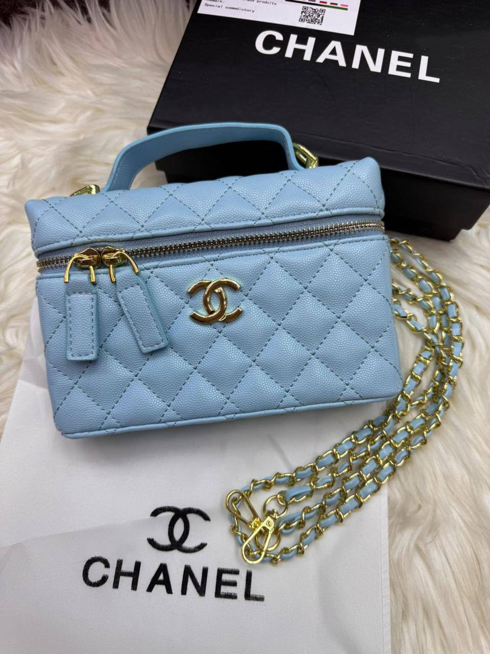 🌸 Chanel LP 
1️⃣ First quality +🎁
Size :  19 * 13  cm
80 dhs❣️

with box 🎁

Zain115
♥️♥️♥️