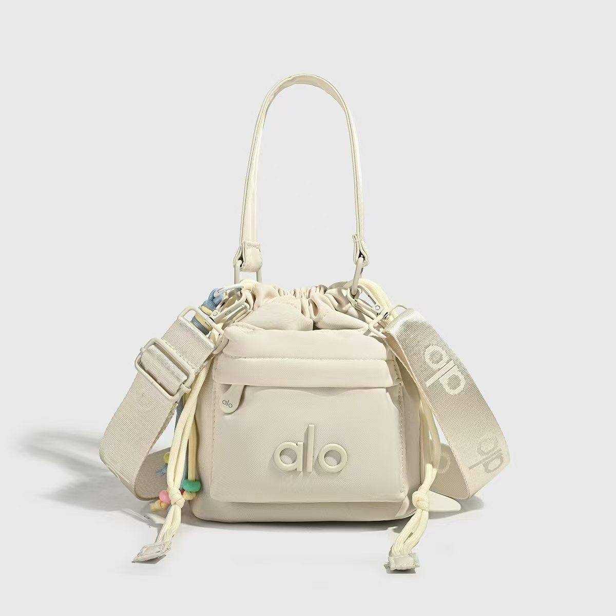Alo
65 dhs💓
size 20/19/10cm

Zain26
♥️♥️♥️