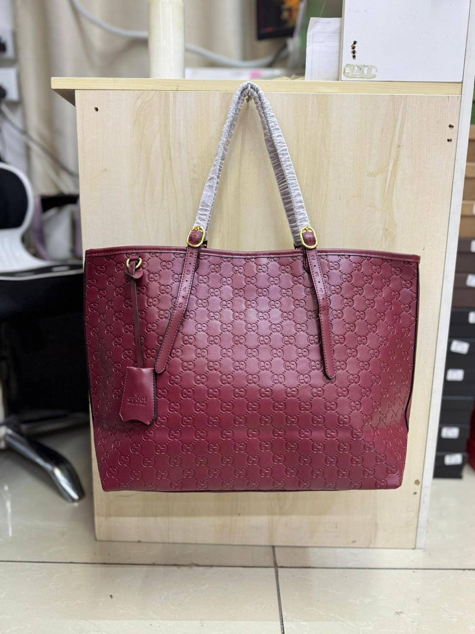 💗 Gucci tote
1⃣️ First quality 
Size: 51 * 32  cm
90 dhs🌺

Zain115
♥️♥️♥️