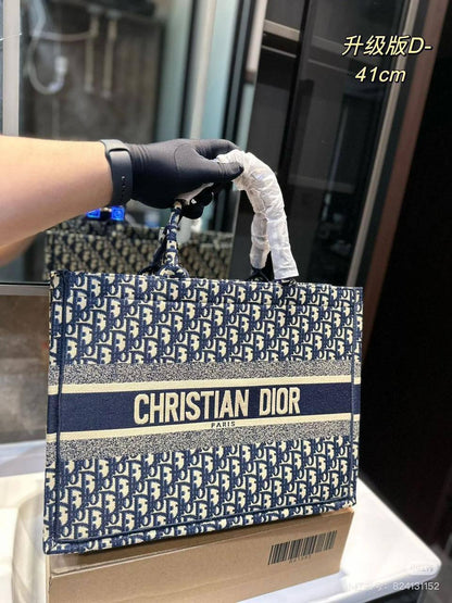 Dior

110 dhs✅

with box
🎁🎁🎁

Zain203
♥️♥️♥️