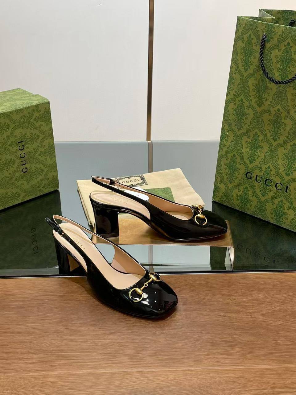 Gucci - Valentino - Aquazzura
Size 36-41 
120 dhs✅

Zain132
♥️♥️♥️